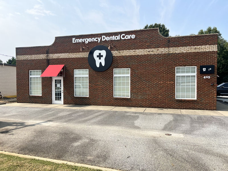 Front of Emergency Dental Care USA building facing N Main Street